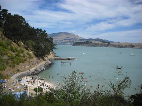 夏は海水浴客でいっぱいになる湾になってて波が穏やかなcorsairbay