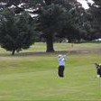 クライストチャーチのゴルフ場でゴルフでプレイする男性