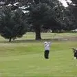 クライストチャーチのゴルフ場でゴルフでプレイする男性