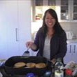 ホームステイゲストがお好み焼きをホットプレートで焼く様子