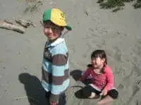 さらららの砂浜が広がるニューブライトン 砂浜が広がるサウスニューブライトンにいる男の子とピンクの服を着た女の子