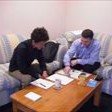 ホストファザーからプライベート英会話レッスンを受けるゲスト
