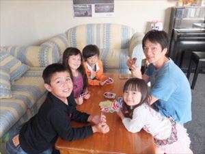 親子ホームステイでカード遊び