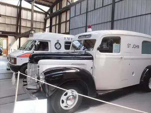 救急車などが展示されている倉庫