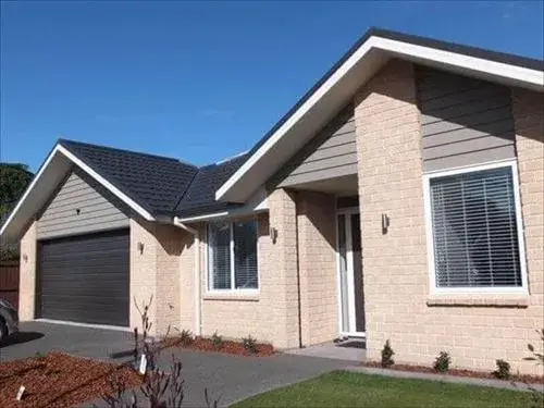 閑静な住宅街にある日本語が通じる安心ホームステイ 閑静な住宅街にあるローソン宅ホームステイ先のうす茶黄色のレンガの家