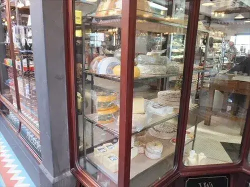 ガラスケースに並ぶチーズ