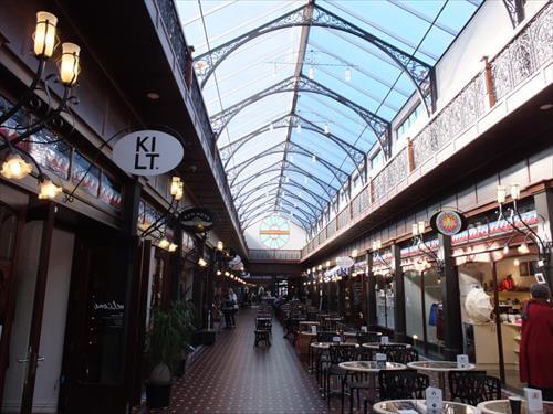ガラス天井、オシャレなお店が並ぶ内観