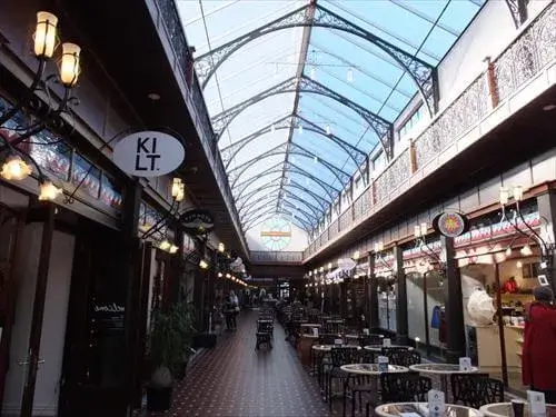 ガラス天井、オシャレなお店が並ぶ内観