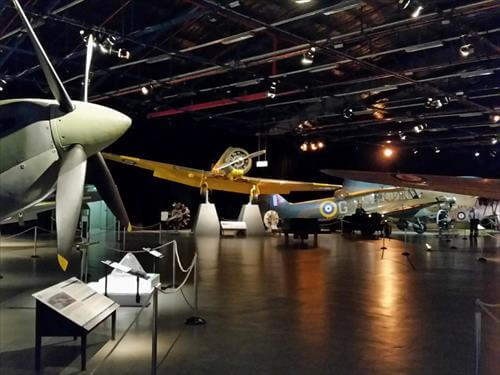 たくさんの戦闘機が展示室に並べられている