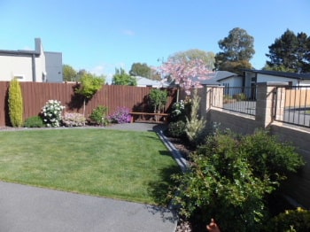 お値段重視のニュージーランドB＆Bスタイル　ステイ先の庭