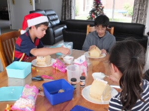 親子ホームステイゲストとホームステイクリスマスのおかしの家づくり