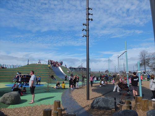 奥の方にある滑り台は子供だけじゃなく大人も楽しめる マーガレットマーヒ―公園にある子供だけじゃなく大人も楽しめる巨大滑り台