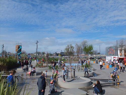 平日も人がいっぱい 水遊び場もロープのアスレチックもあるマーガレットマーヒ―公園で大人も子供も楽しんでいる