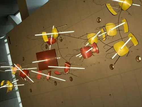 入って上をのぞくと見えてくる天井アート 落ちそうで落ちない アートギャラリー 天井アート