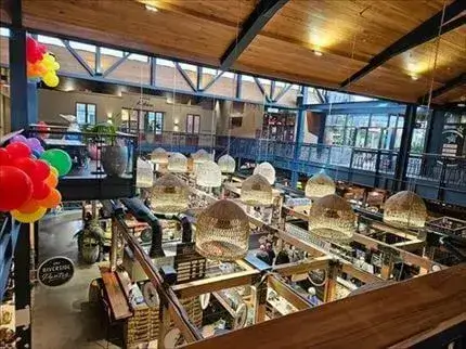 飲食店がたくさんあつまるリバーサイドマーケット店舗内 飲食店がたくさんあつまる2階から見えるリバーサイドマーケットの店舗内、