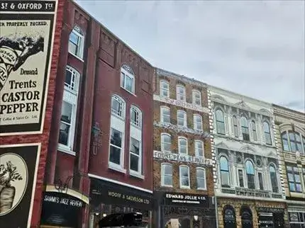 ウォールアート、リバーサイドマーケット外観