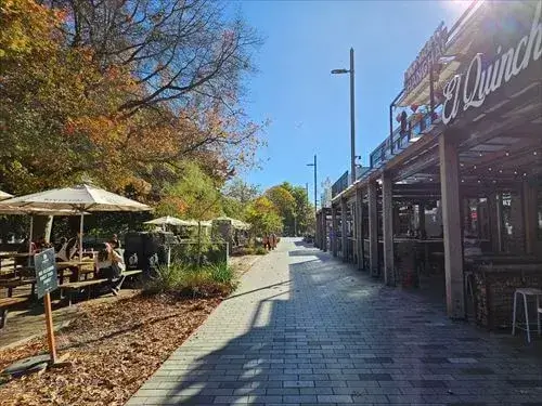 リバーサイドマーケット前 左側にエイボン川、右側にリバーサイドマーケット前