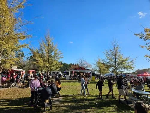 エンターテイメントのイベント舞台が設定されている広場