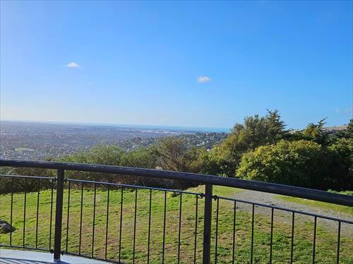 サインオブタカヘ展望台から見える海方向の景色と真っ青な空