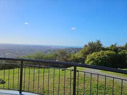 サインオブタカヘ展望台から見える海方向の景色と真っ青な空