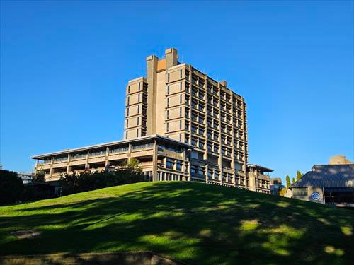 緑に囲まれたキャンパスのカンタベリー大学