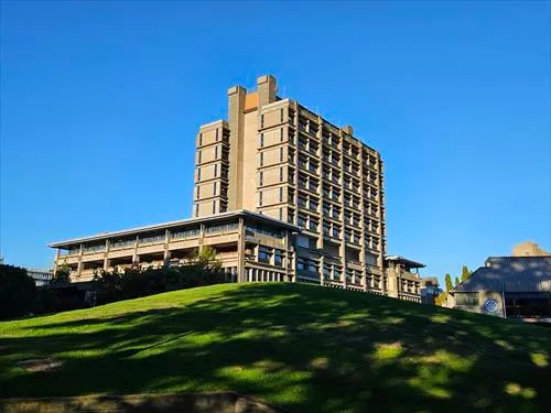 緑に囲まれたキャンパスのカンタベリー大学