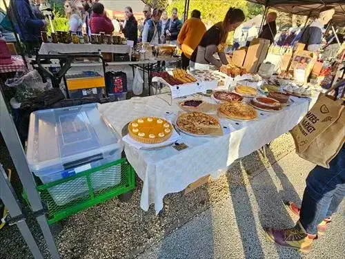 パンプキンケーキなど、美味しそうなケーキが並ぶリカトンブッシュファーマーズマーケット