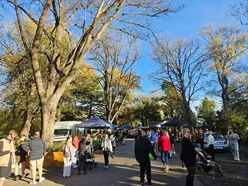野菜や果物等も販売されている多くの人たちが集まるリカトンブッシュのフードマーケット、