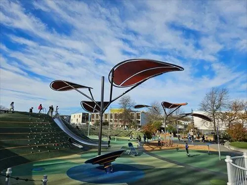 巨大すべりだいやたくさんの遊具がある子供が大興奮になるマーガレットマーヒ―公園