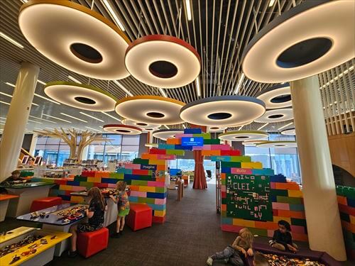 子供たちは大量のレゴに大興奮 遊べる図書館、子供たちは真剣にレゴ遊び ”楽しい”図書館