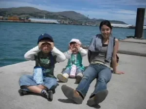 ワーホリホームステイゲストと海をバックにダイヤモンドハーバーにて