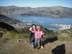 リトルトンの海を背景にワーキングホリデーホームステイゲストと一緒に