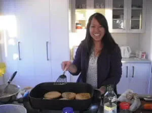 夕食にホットプレートでお好み焼きを焼くホームステイゲスト