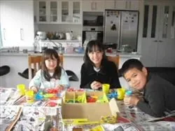 家で粘土遊びをしている子供達とホームステイゲストの女の子