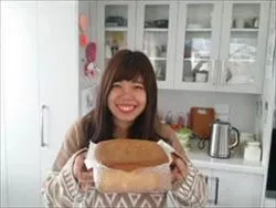 ホームステイ先で作ったチーズケーキを手荷物女性