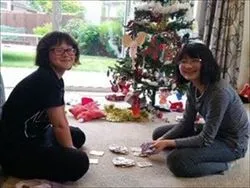 親子ホームステイのゲストと一緒にカードゲーム